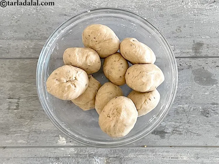 Step 14 – <meta charset="UTF-8" /> Divide the dough into 10&nbsp;equal portions.&nbsp;