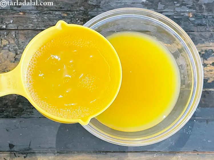 स्टेप 5 – १ १/२ कप ठंडा <a href=""https://www.tarladalal.com/glossary-lemonade-lemon-drink-hindi-1008i"">लेमोनेड</a> डालें।