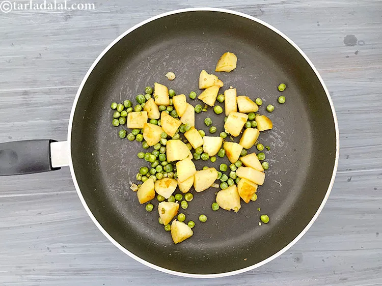 स्टेप 12 – मध्यम आंच पर १ से २ मिनट तक पकाएं।