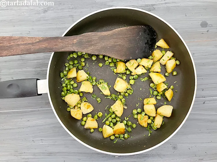 स्टेप 14 – <strong>आलू मटर चाट</strong> को | <strong>आलू हरे मटर की चटपटी …