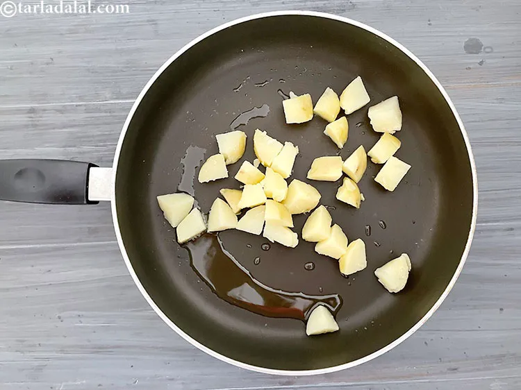 स्टेप 4 – १ कप <a href=""https://www.tarladalal.com/glossary-boiled-potato-cubes-hindi-2312i"">उबले और छिले हुए आलू के टुकड़े</a> …