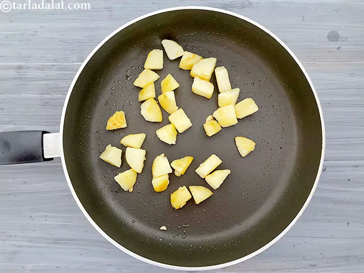 स्टेप 5 – मध्यम आंच पर ३ से ४ मिनट तक या आलू …
