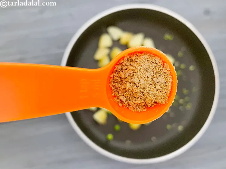 स्टेप 8 – १ टी-स्पून <a href=""https://www.tarladalal.com/glossary-chaat-masala-hindi-300i"">चाट मसाला</a> डालें।