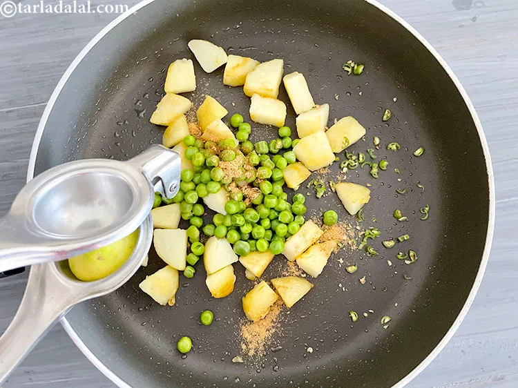 स्टेप 9 – १ टी-स्पून <a href=""https://www.tarladalal.com/glossary-lemon-juice-numbi-ka-ras-nimbu-ka-juice-hindi-471i"">नींबू का रस</a> डालें।