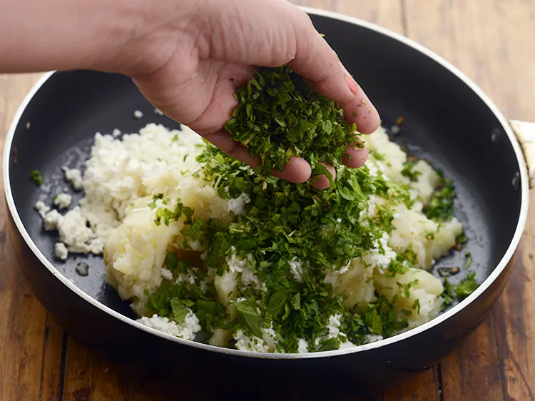 Step 19 – <p>Add mint leaves to give our stuffing a refreshing hint.</p>