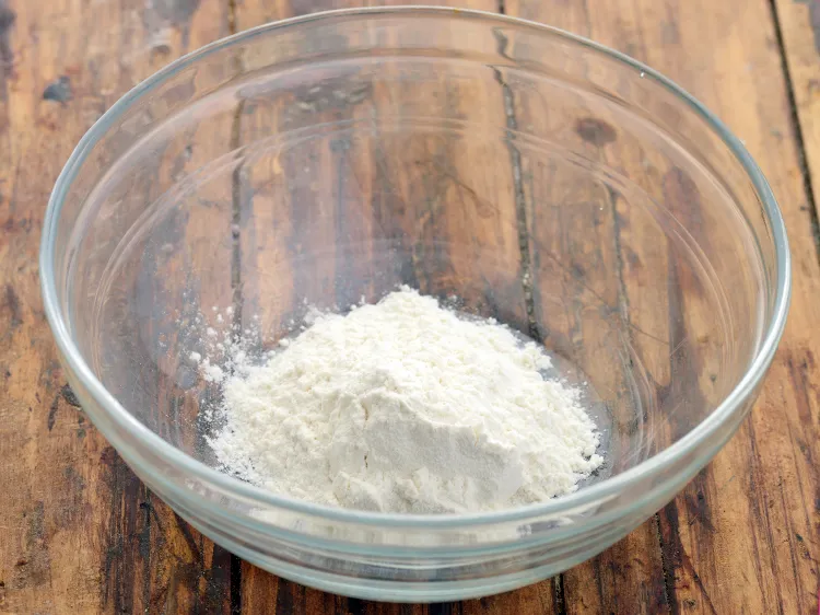 स्टेप 1 – <p><strong>आलू एण्ड पनीर रोल रेसिपी</strong> के लिए आटा बनाने के …