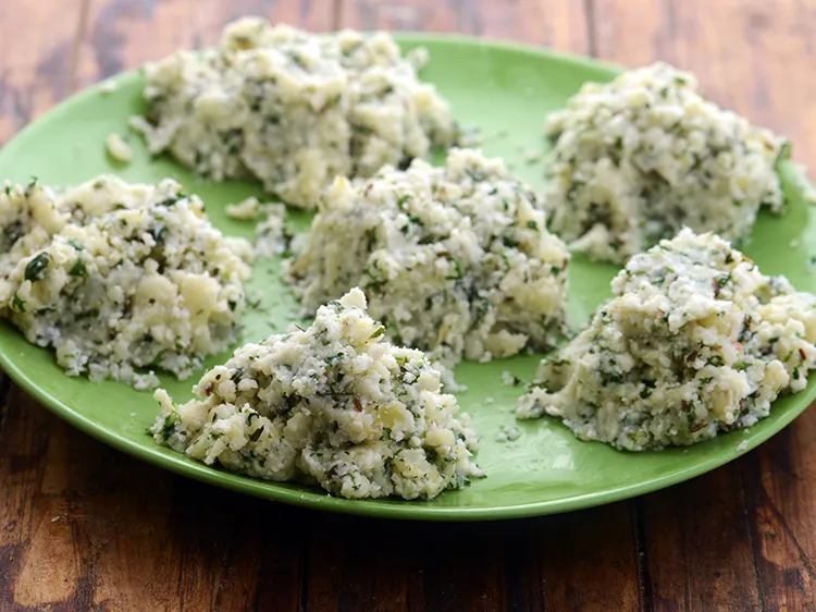 Step 22 – <p>Divide the potato paneer stuffing into 6 equal portions.</p>