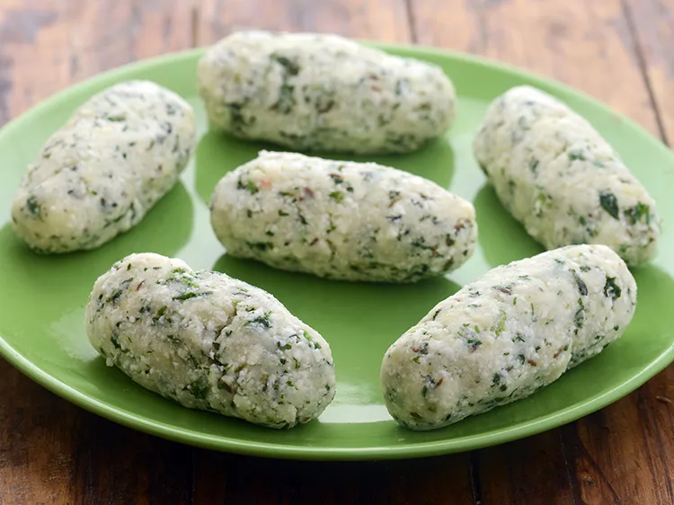 Step 23 – <p>Roll each portion into an oblong roll and keep aside.</p>