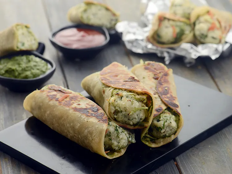 Step 41 – <p>Serve&nbsp;<strong>aloo paneer roll recipe | aloo paneer frankie | potato paneer wrap |</strong>&nbsp;hot with tomato …