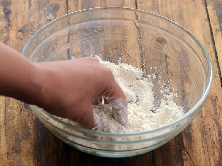 Step 5 – <p>Combine all the ingredients in a deep bowl.</p>