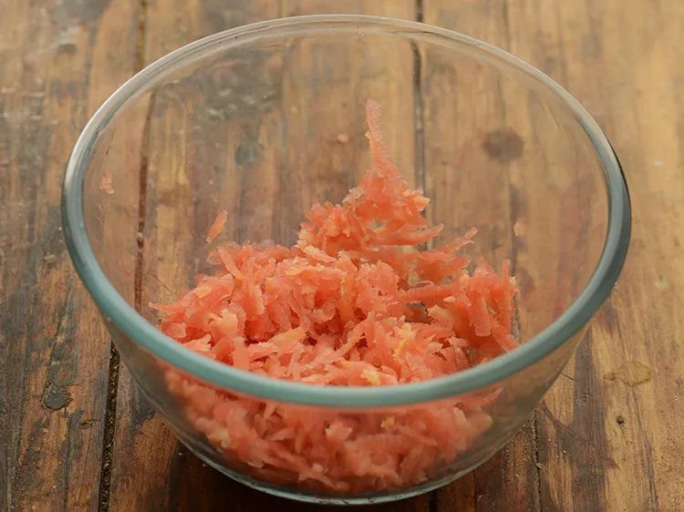 स्टेप 24 – <p><strong>आलू पनीर फ्रेंकी</strong> के लिए सलाद बनाने के लिए, एक …