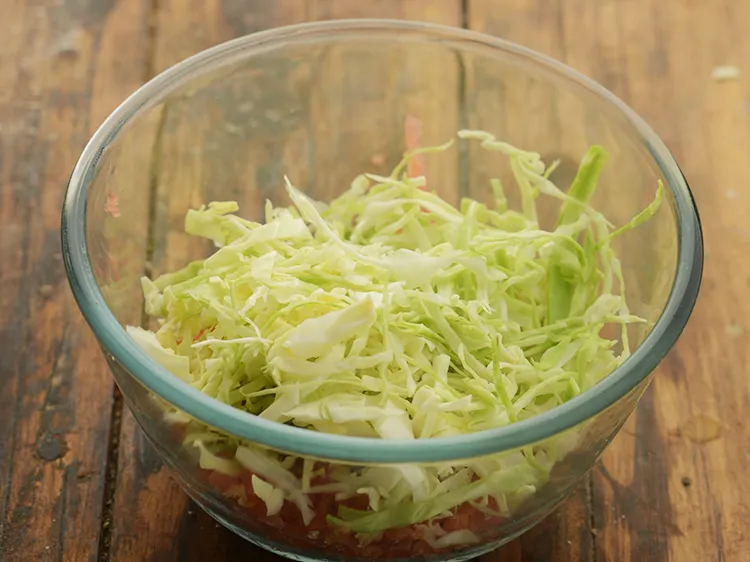 स्टेप 25 – <p>बारीक लंबी कटी पत्तागोभी डालें। शिमला मिर्च, हरे प्याज और …