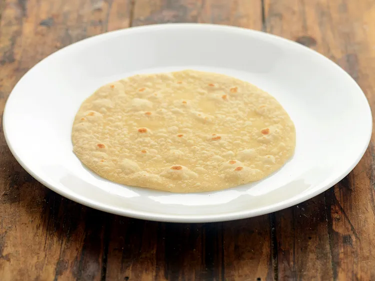 Step 11 – <p>Remove the roti on a plate.</p>