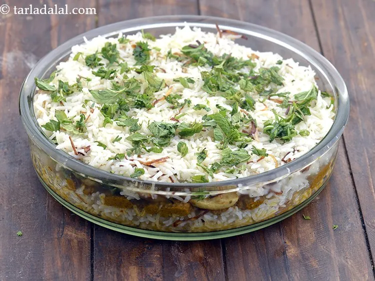 Step 72 – Add 1 tbsp&nbsp;finely&nbsp;<a href="https://www.tarladalal.com/glossary-chopped-coriander-783i">chopped coriander (dhania)</a> evenly over it.