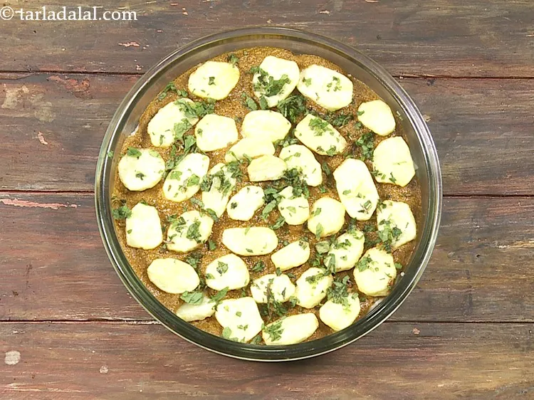 Step 68 – Sprinkle 1 tbsp finely&nbsp;<a href="https://www.tarladalal.com/glossary-chopped-mint-788i">chopped mint leaves (phudina)</a>