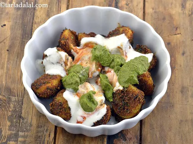 Step 24 – Spread the red chutney well and drizzle&nbsp;2 tsp of green chutney evenly over it.