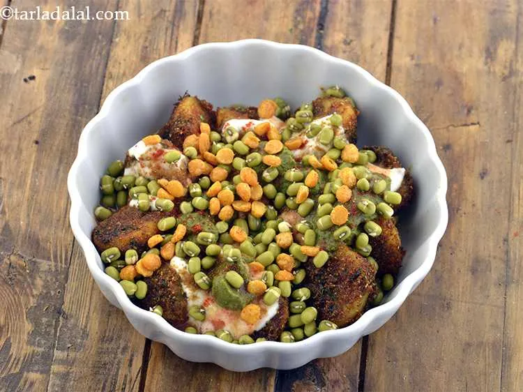 Step 27 – Add 2 tbsp moong sprouts and 2 tsp masala chana dal evenly over it.