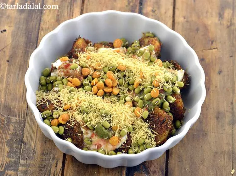 Step 28 – Add 2 tbsp nylon sev over it. It provides a nice crunch to the <strong>aloo …