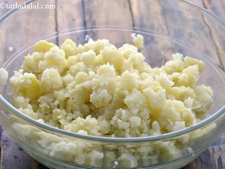 Step 5 – Transfer the mashed potatoes in a large bowl.