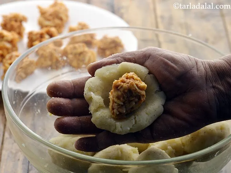 स्टेप 17 – चीज़ी भरवां मिश्रण के एक हिस्से को केंद्र में रखें।