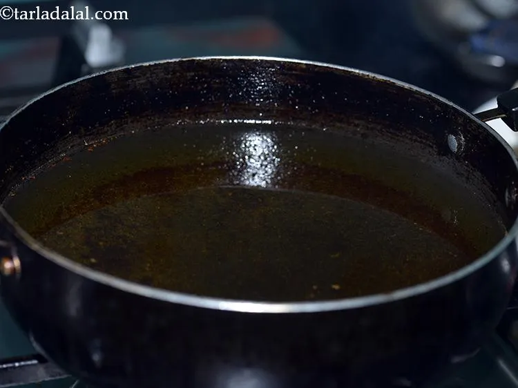 स्टेप 23 – <strong>आलू चीज़ क्रोकैट्स्</strong> को तलने के लिए, एक गहरे नॉन-स्टिक …