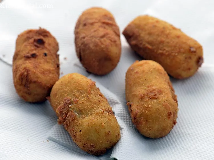 Step 27 – Drain the&nbsp;<strong>Aloo Cheese Croquettes&nbsp;</strong>on an absorbent paper.