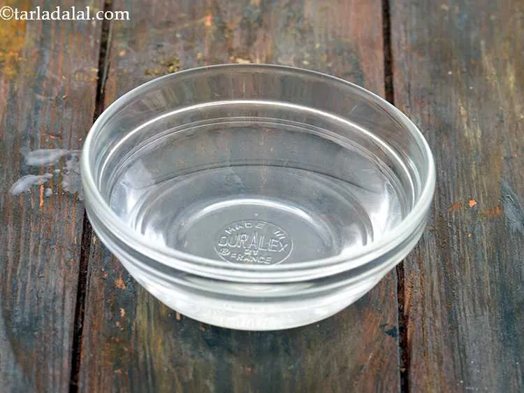 स्टेप 16 – <strong>आलू फ्रेंकी</strong> <strong>के लिए मसाला पानी</strong> बनाने के लिए&nbsp;<strong>आलू फ्रेंकी …