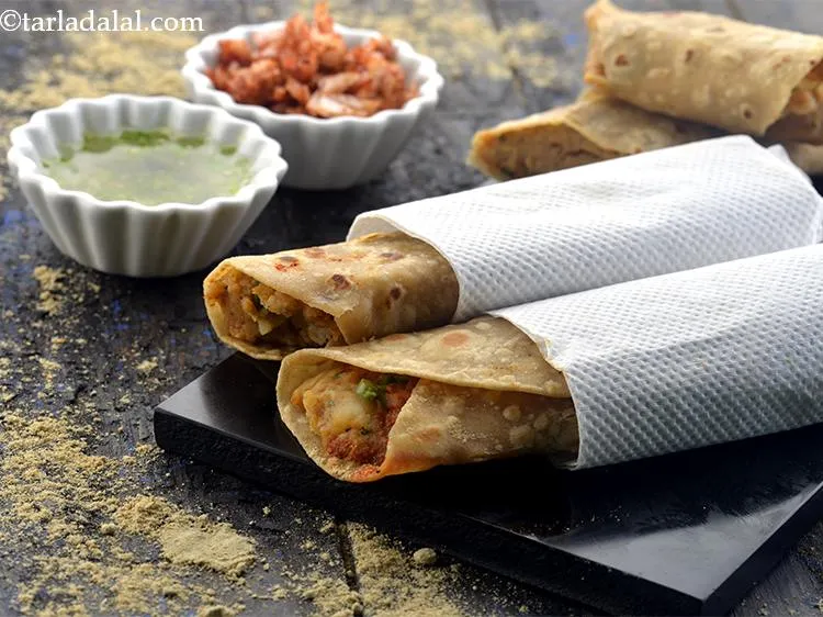 स्टेप 33 – <strong>आलू फ्रेंकी</strong> को&nbsp;<strong>आलू फ्रेंकी कैसे बनाएं | मुंबई स्ट्रीट फूड …