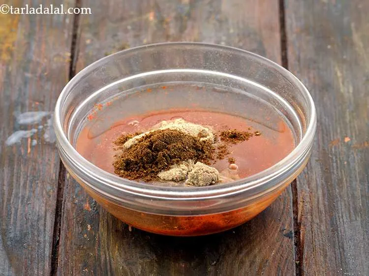 स्टेप 19 – स्वाद से भरपूर गरम मसाला डालें।