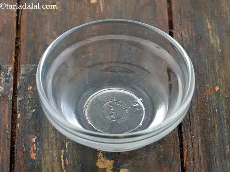 स्टेप 22 – <strong>आलू फ्रेंकी के लिए सिरका में मिर्च</strong> बनाने के लिए&nbsp;<strong>आलू …