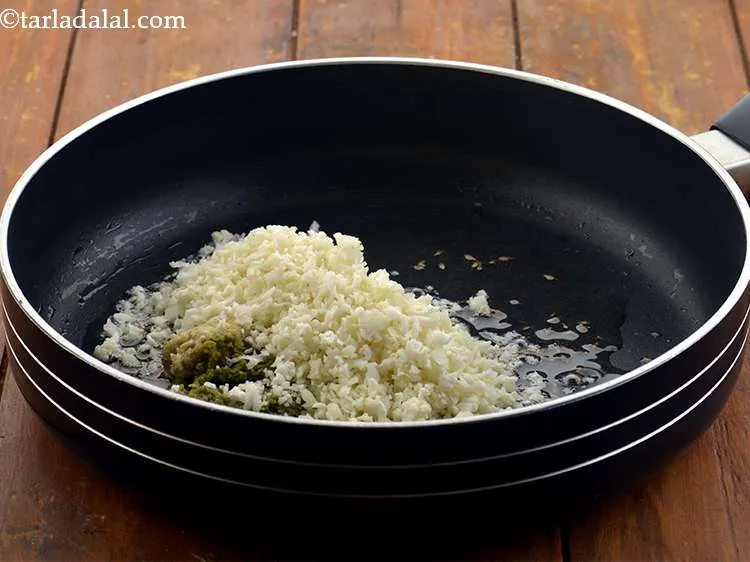 Step 4 – With this, add the cauliflower as well. We have used grated cauliflower as it is …