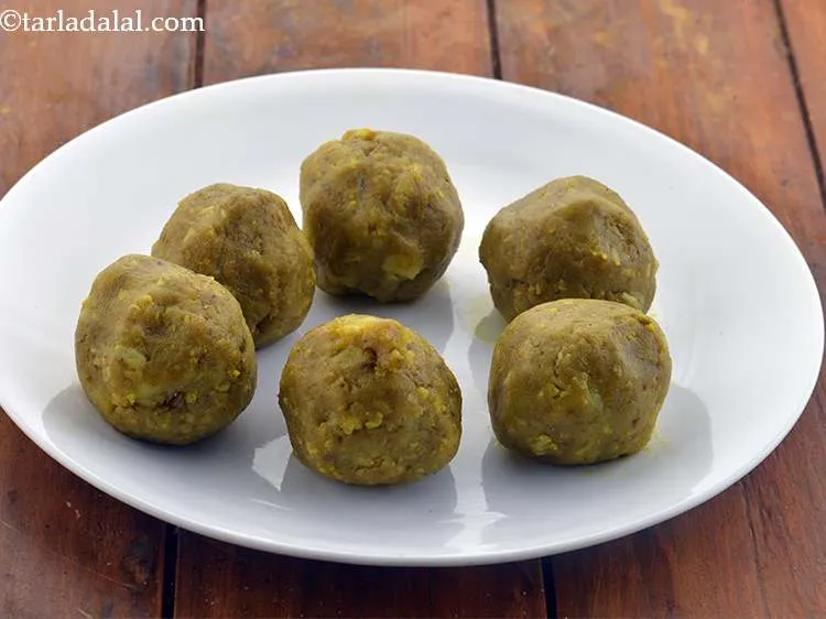 Step 23 – Divide the Aloo gobi stuffing for&nbsp;<strong>aloo gobi ke parathe recipe | aloo cauliflower paratha | …