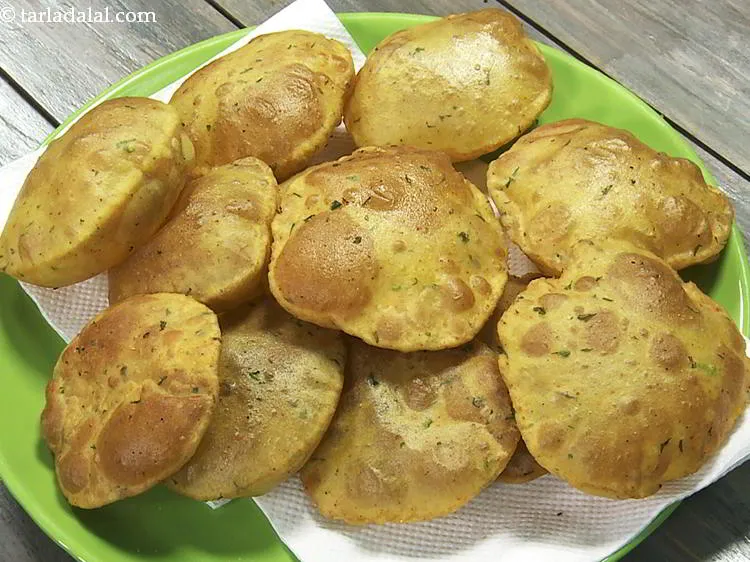 Step 22 – Drain&nbsp;<strong>aloo ki puri | aloo poori | masala poori |</strong>&nbsp;on an absorbent paper.