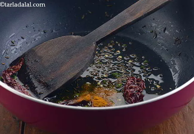 स्टेप 9 – अच्छी तरह से मिलाएं और मध्यम आंच पर ३० सेकंड …