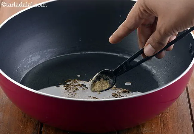 स्टेप 4 – हींग डालें। हिंग की मात्रा कम लग सकती है लेकिन …