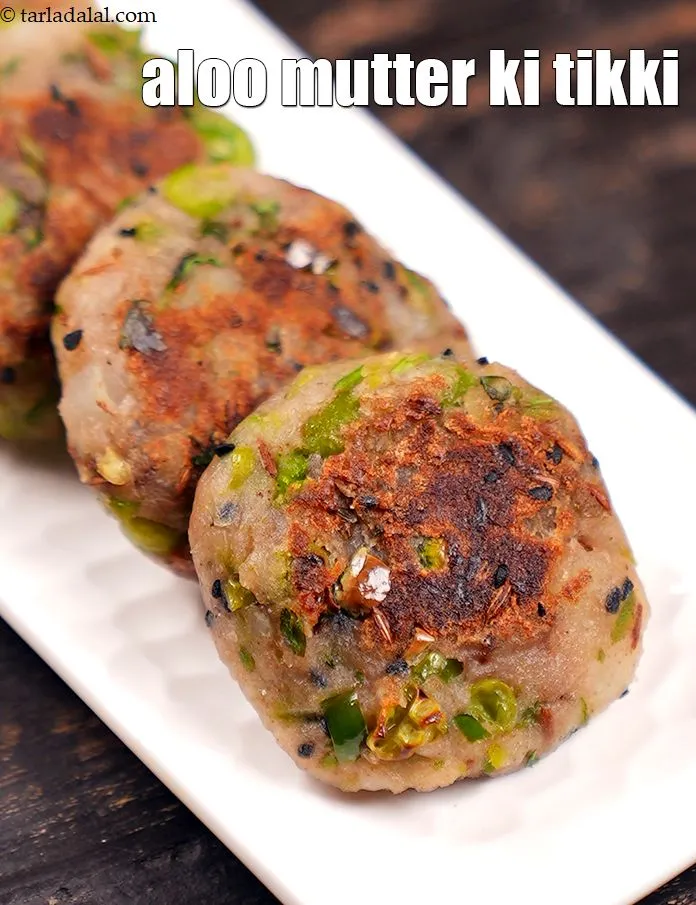 Step 20 – Serve<strong> aloo mutter ki tikki</strong> immediately with tomato ketchup and green chutney.&nbsp;