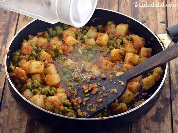 स्टेप 15 – १ कप पानी डालें। अपनी पसंद के अनुसार गाढ़ापन कम …