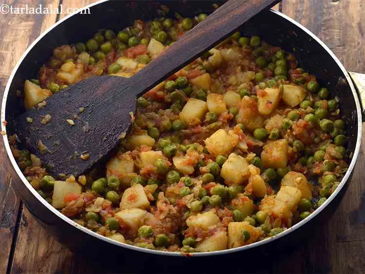 Step 18 – Simmer till the <strong>potato peas gravy</strong> thickens.