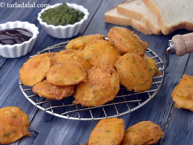 Step 26 – Sprinkle <a href="https://www.tarladalal.com/Chaat-Masala-Homemade-Chaat-Masala-Recipe-164r" target="_blank">chaat masala</a> evenly over it and serve <strong>aloo</strong> <strong>pakore</strong> immediately.&nbsp;<a href="https://www.tarladalal.com/Bread-Palak-Pakora-Tea-Time-Snack-42129r" target="_blank">Bread …