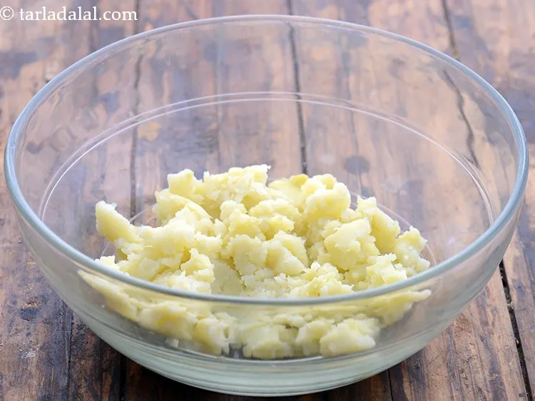 स्टेप 22 – आलू पालक पराठा&nbsp;बनाने के लिए एक गहरे बाउल में उबले, …