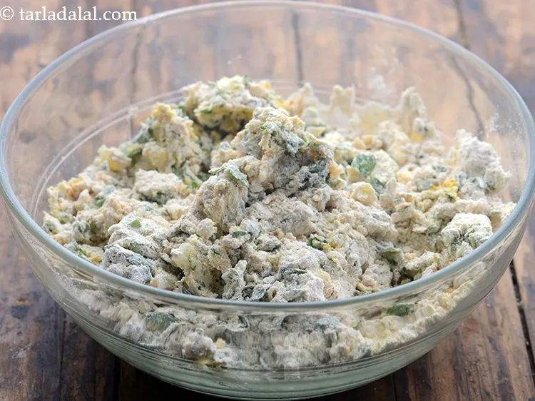 स्टेप 10 – एक गहरे कटोरी में सभी सामग्री को मिलाएं।