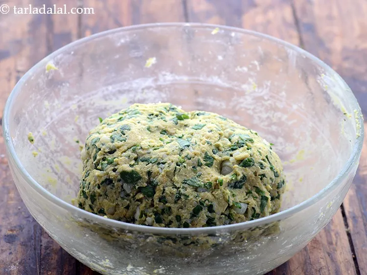 स्टेप 11 – अच्छी तरह से मिलाएं और थोड़ा पानी का उपयोग करके …