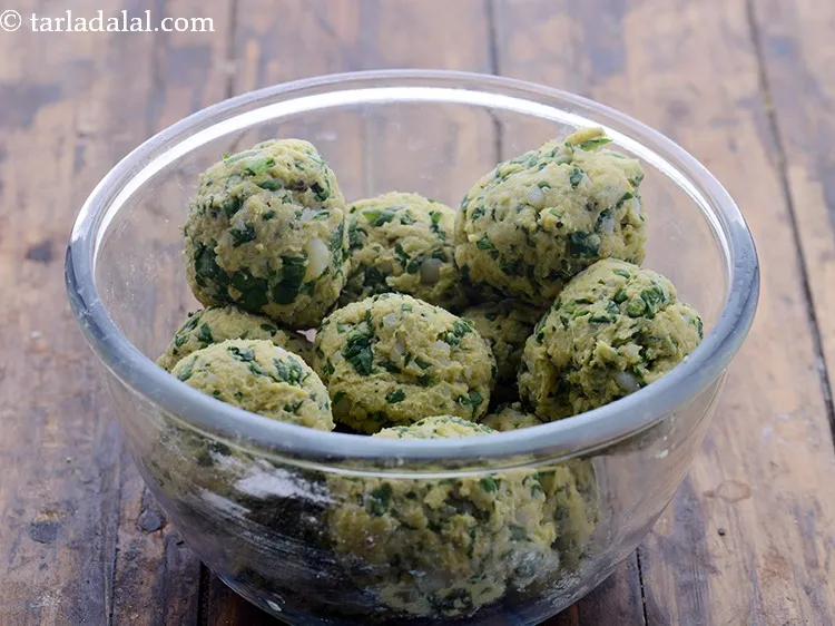 स्टेप 12 – <strong>आलू पालक रोटी</strong> के आटे को १२ बराबर भागों में …