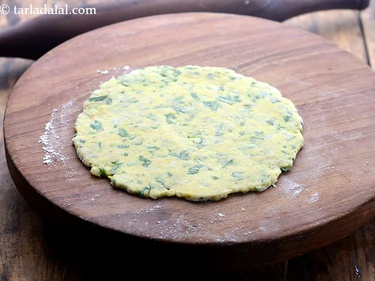 स्टेप 13 – आटे के प्रत्येक भाग को १५० मि। मी। (६&rdquo;) व्यास …