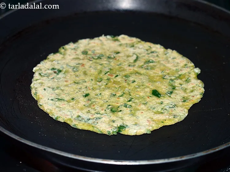 स्टेप 14 – <strong>आलू पालक रोटी</strong> को पकाने के लिए एक नॉन-स्टिक तवा …