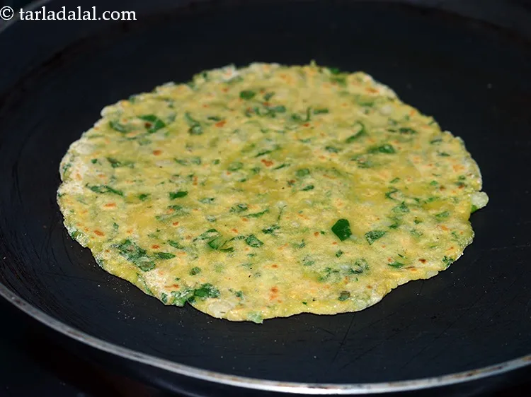 स्टेप 16 – <strong>आलू पालक के पराठे को</strong>&nbsp;&nbsp;1 टीस्पून तेल का प्रयोग कर …