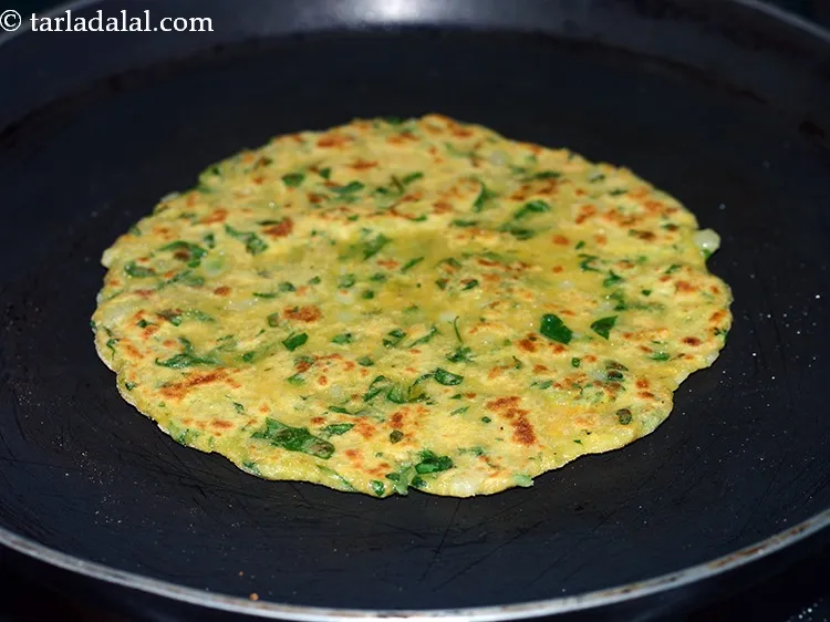 स्टेप 17 – <strong>आलू पालक रोटी को</strong>&nbsp;पलट-पलट कर&nbsp;दोनों तरफ से गोल्डन ब्राउन होने …