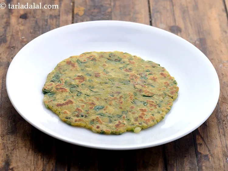 स्टेप 18 – <strong>आलू पालक के परांठे को</strong>&nbsp;प्लेट में&nbsp;निकाल लें।