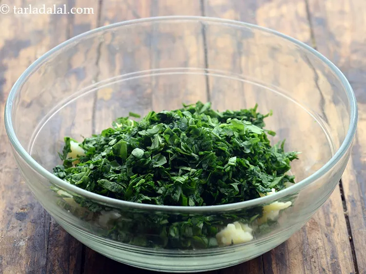 स्टेप 2 – बारीक कटी हुई पालक डालें। सुनिश्चित करें कि सब्ज़ियां बारीक …