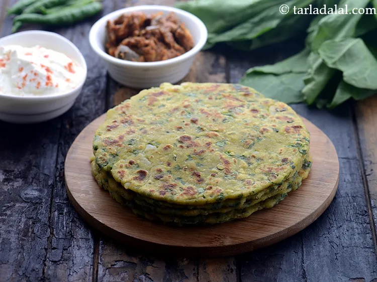 स्टेप 19 – बचे हुए आटे से 11 और&nbsp;<strong>आलू पालक पराठे</strong>&nbsp;बना लें ।